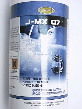 Jacuzzi, Дезинфицирующая жидкость J-MX 07, 0.5л, 226000610 Описание:
Дезинфекция для Джакузи, объем - 500мл. 
JACUZZI Дезинфицирующая жидкость J-MX 07. Средство для дезинфекции ванн с гидромассажем (1 шт из набора art. 226000610). 
Дезинфекция ванны Джакузи проводится после процедуры гидромассажа. Производители гидромассажных ванн рекомендуют проводить дезинфекцию ванны не менее одного раза в неделю. 

Инструкция по применению: 
Дезинфицирующая жидкость производства JACUZZI. 
NUOVO SANI FORMIO FORTE 
Для гидромассажных ванн и оборудования широкого спектра действий. 
J-MX 07. 
Дезинфицирующее средство быстрого и стойкого действвия широкого назначения. 
Обезжиривающее - Моющее - Дезодорирующее средство. 
 Обезжиривающая жидкость – дезодорант. Применяется в гидросистемах с целью уничтожения и предотвращения образования бактерий, грибков, плесени и неприятных запахов. Концентрат. Не разрушает резину, пластик, металлы и клеящие вещества. Подходит для частого использования, не пенится (формула с контролируемым пенообразованием), не требует тщательного смывания. В плотно закрытой таре свойства препарата не изменяются. Не оставляет пятен, не огнеопасен. 
Инструкция к применению: Перед использованием взболтать. 
  Для дезинфеукции ванн и гидромассажных систем: дозы, равные 0,5%. 
Для общей дезинфекции: налить в мерный стаканчик 50 мл дезинфицирующего средства и вылить его в наполненную водой ванну. Запустить систему гидромассажа примерно на одну-две минуты. После этого подождать 10-15 минут и слить воду. 
Если Ваша ванна оборудована автоматической системой дезинфекции: следуйте инструкции производителя ванны. 
 Можно применять вместе с BAINS DOUCHE GERMO. 
 ВНИМАНИЕ:  Не используйте средство вместе с мылом или другими препаратами, содержащими анион. 
Состав 100г содержат в себе: Хлорид бензалкония (чистый) - 3,0 гр; катон; Изопропиловый спирт; поверхносто–активные неионные вещества; ароматизирующие растворимые эфирные масла; красители Е170, Е151; вспомогательные компоненты и деонизированная вода. 
Биологически разлагается 90% препарата. 
Предупреждения: 
 Хранить вне досягаемости детей. 
Хранить вдали от продуктов, напитков и кормов. 

ДЛЯ НАРУЖНОГО ПРИМЕНЕНИЯ! 

Зарегистрировано в Министерстве Здравоохранения Италии. 
 Срок годности 5 лет 
 Объем 500 мл 